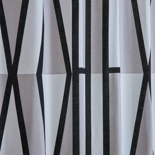 洗練されたモノトーンで構成された、幾何学柄カーテン 幾何学模様のミッドセンチュリーな雰囲気