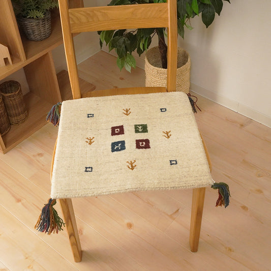 天然素材で温かみを感じるインド製手織りギャッベ|インドギャッベGB-001 座布団サイズ 椅子使用