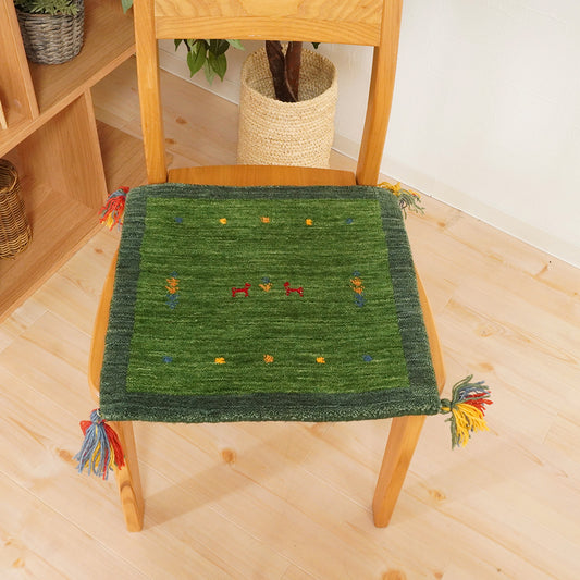 天然素材で温かみを感じるインド製手織りギャッベ|インドギャッベGB-002 座布団サイズ 椅子に置いた使用例