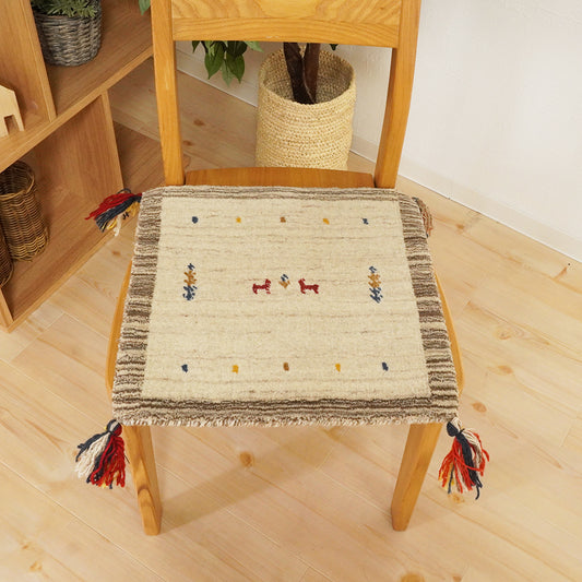 天然素材で温かみを感じるインド製手織りギャッベ|インドギャッベGB-002 座布団サイズ 椅子使用例