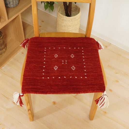 天然素材で温かみを感じるインド製手織りギャッベ|インドギャッベGB-026 座布団サイズ(レッド)椅子使用