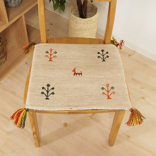 天然素材で温かみを感じるインド製手織りギャッベ|インドギャッベGB-001 座布団サイズ 椅子使用