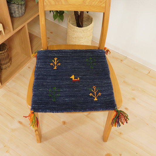 天然素材で温かみを感じるインド製手織りギャッベ|インドギャッベGB-027 座布団サイズ 椅子使用