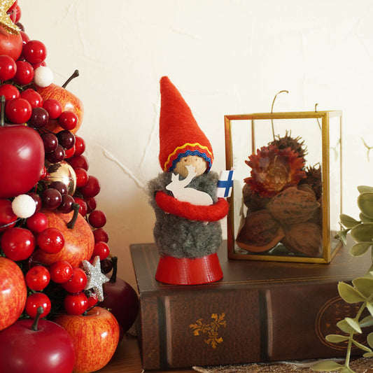 フィンランド直輸入 トナカイを抱えた赤の妖精|~Kaino~レッド