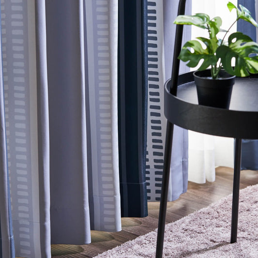 北欧テイストの変則ストライプ柄を施した遮光カーテン 形状安定加工で綺麗なドレープ