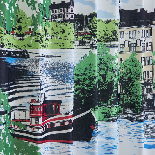 鏡のような湖面をすべるように進む船の一瞬を切り取った北欧の街並みデザイン