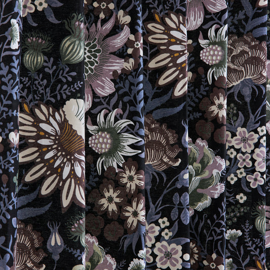 シックなブラックを基調とした、奥行きのあるボタニカル柄カーテン 花柄