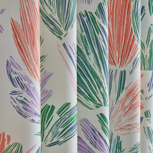 手書き風のタッチで描かれたチューリップのような花々が並んだカーテン カラフルなマルチカラー