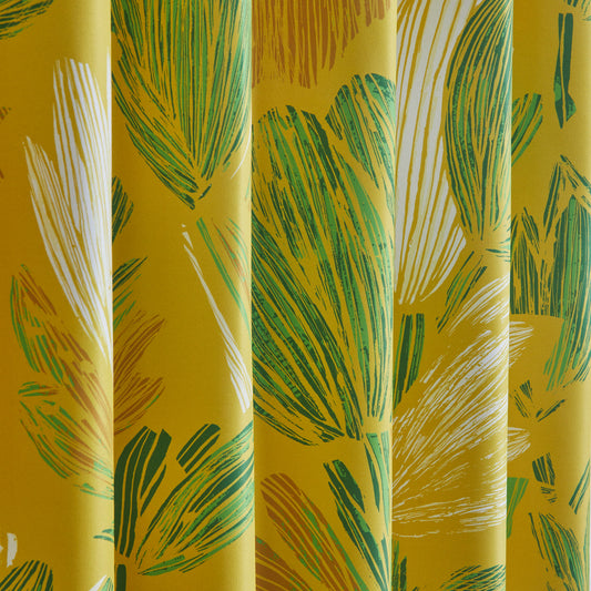 手書き風のタッチで描かれたチューリップのような花々が並んだカーテン 黄色ベースのマルチカラー