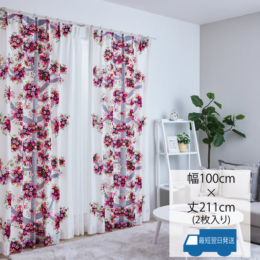 清潔感のあるホワイトの生地に、小花が密集した大きな樹木のデザインが美しく映えるカーテン