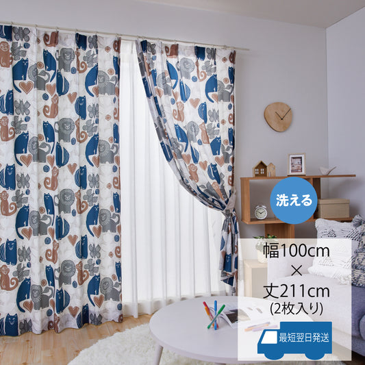 森の動物たちが集まって、愉快におしゃべりを楽しんでいるようなカーテン