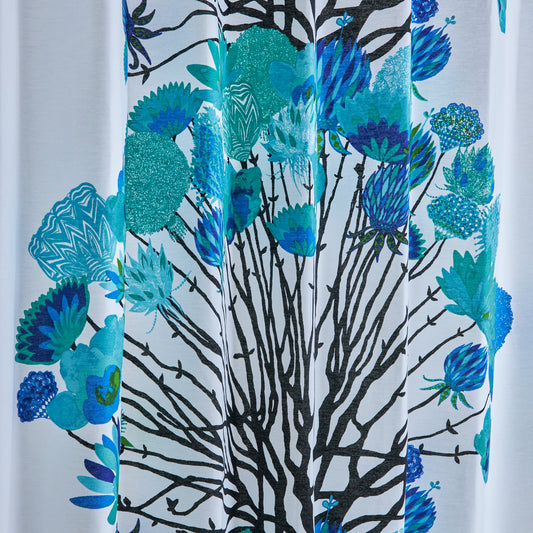 フィンランド語で5月1日の花を表す祝日をイメージした北欧カーテン ターコイズブルーの清潔感ある花柄デザイン