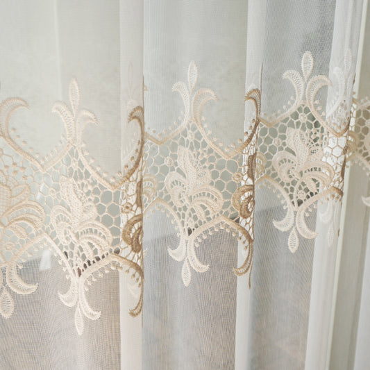 マクラメをあしらった刺繍レース ベージュの刺繍