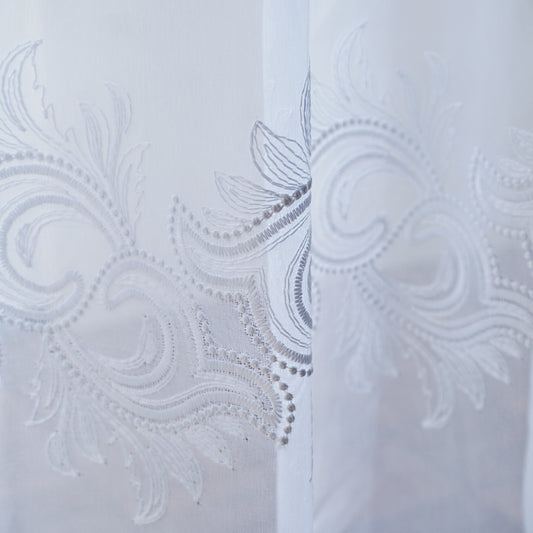 クラシカルで上品な刺繍のボイル生地のレース 唐草模様刺繍