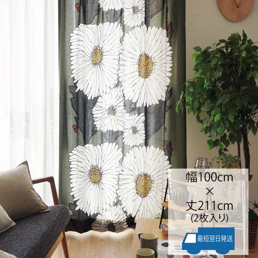 大輪の咲き誇る花々とてんとう虫が集まったカーテン