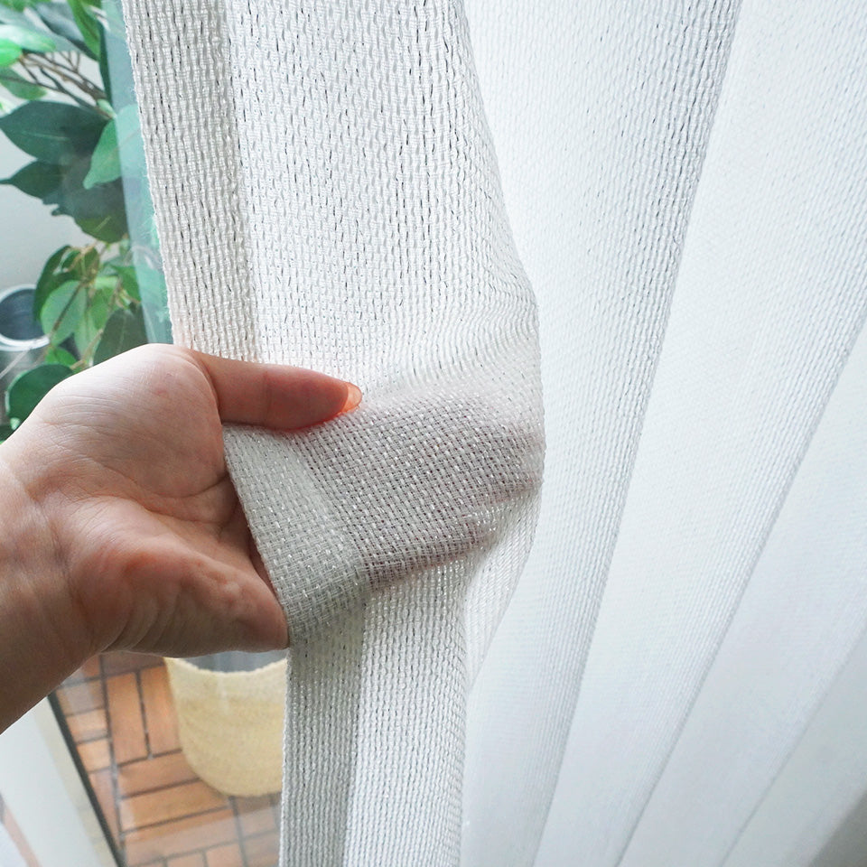 ラメ糸がきらめく上品なシームレスレース ざっくり織りのシルバーカラー