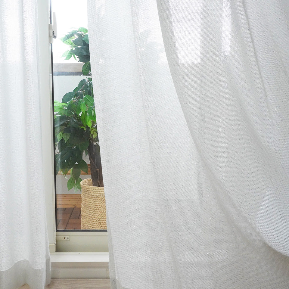 ラメ糸がきらめく上品なシームレスレース 透け感