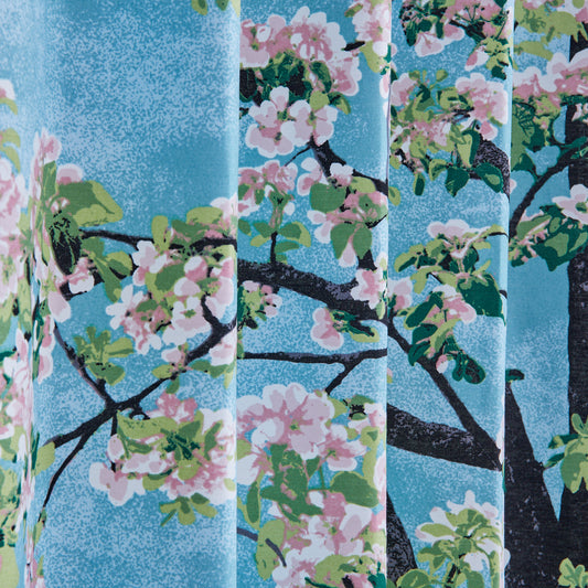 ターコイズブルー淡いピンクの桜が咲き誇る樹木のカーテン 北欧デザイン