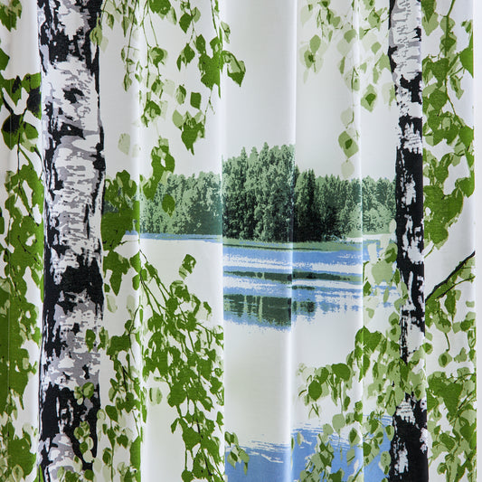 白樺の樹木と湖畔の風景を切り取った絵画のようなカーテン