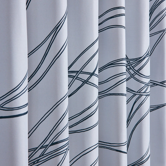 流れるような曲線が描かれた、モダンで動きのあるデザインが特徴のカーテン
