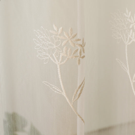 裾から立ち上がる花柄刺繍が目を引くナチュラル刺繍 さりげない刺繍がおしゃれ