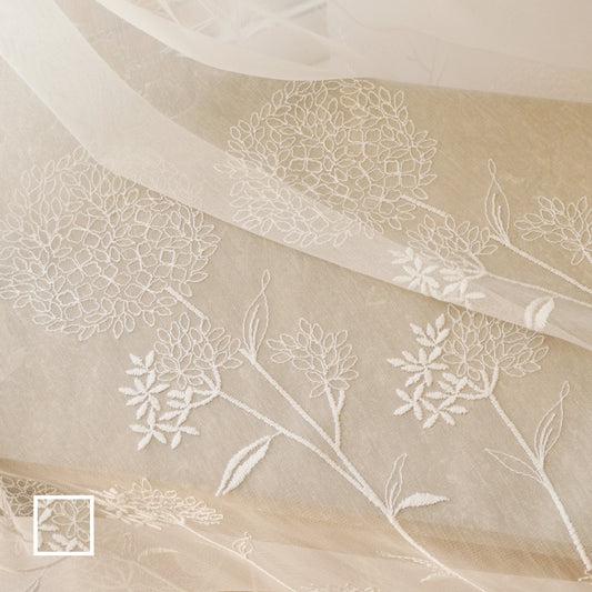 裾から立ち上がる花柄刺繍が目を引くナチュラル刺繍 草花の刺繍