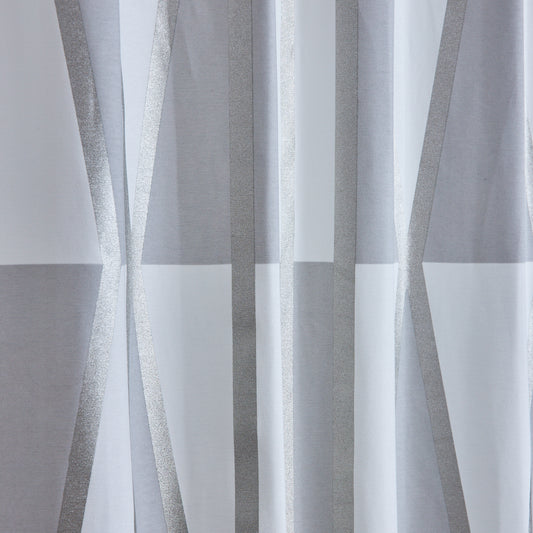 洗練されたモノトーンで構成された、幾何学柄カーテン