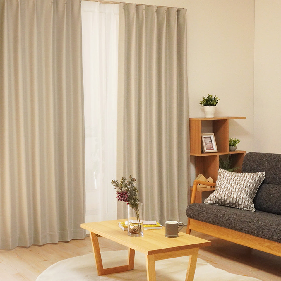 防炎機能付き4枚セットカーテン ベージュ リビングの掃き出し窓