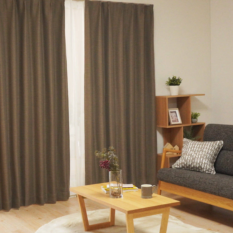 防炎機能付き4枚セットカーテン ブラウン リビングの掃き出し窓