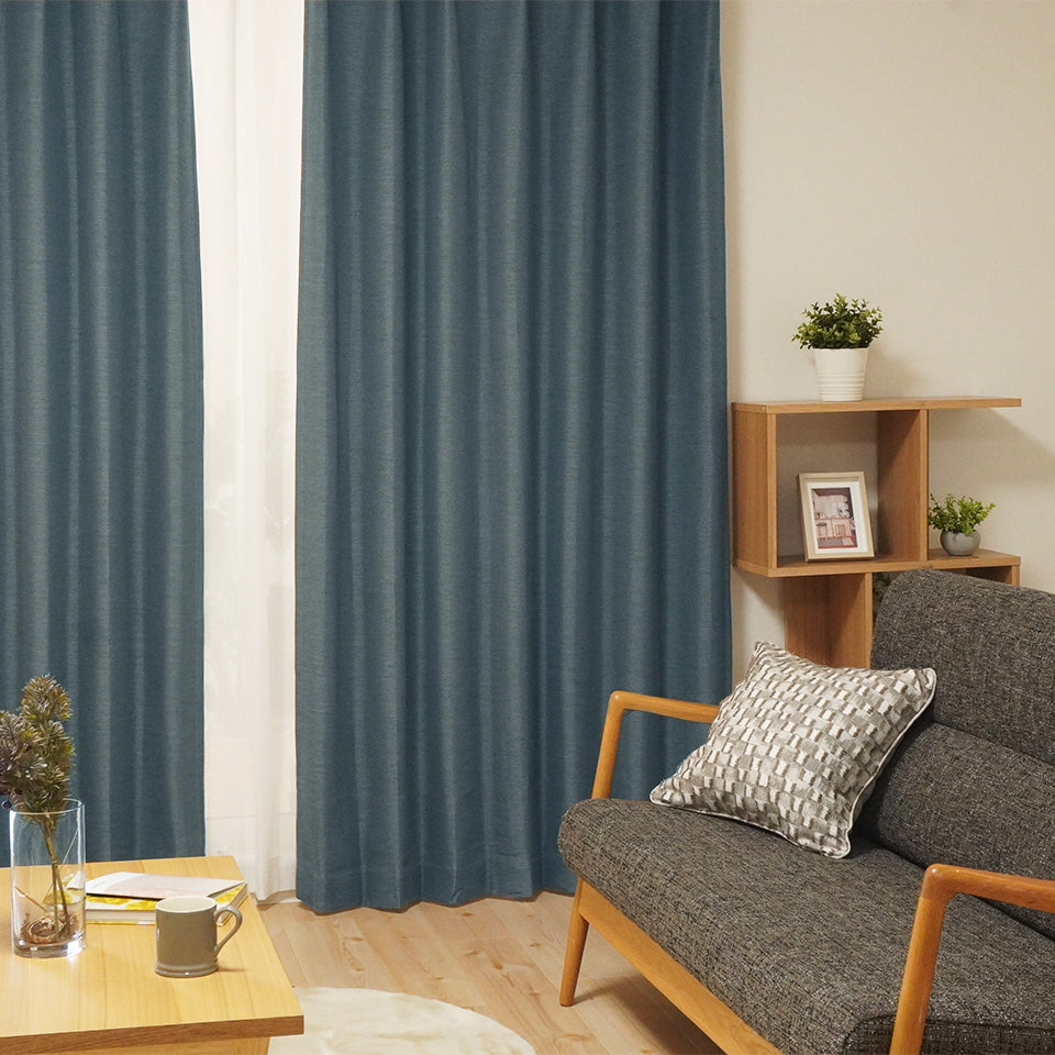防炎機能付き4枚セットカーテン ネイビー リビングの掃き出し窓