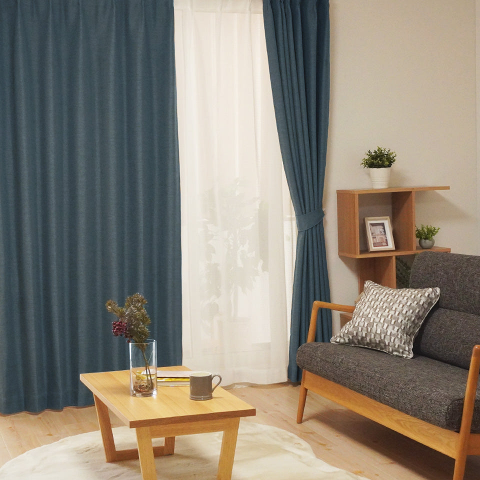 防炎機能付き4枚セットカーテン ネイビー タッセルで束ねたイメージ