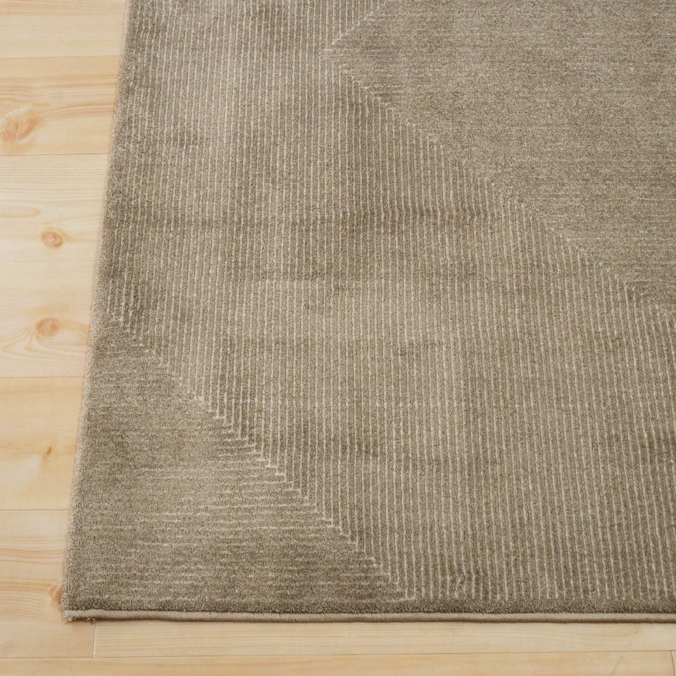 モダンな幾何学模様でおしゃれなデザインの絨毯