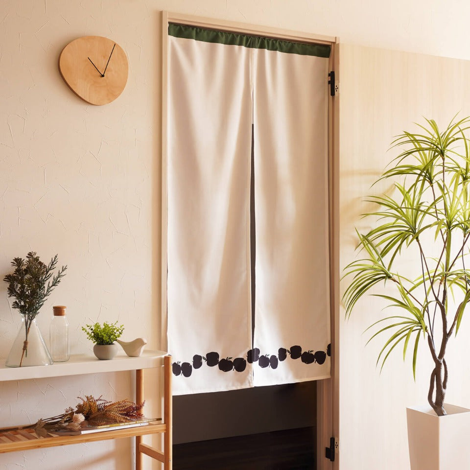 間仕切りや目隠しに リンゴが転がる北欧デザイン｜Rオメナ のれん