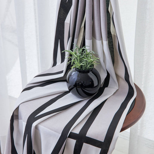 洗練されたモノトーンで構成された、幾何学柄カーテン 綿混のやさしい風合い