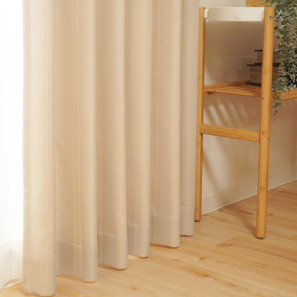 ラメ入りストライプ模様モダンカーテン アイボリー 形状安定加工で綺麗なヒダと仕上がり