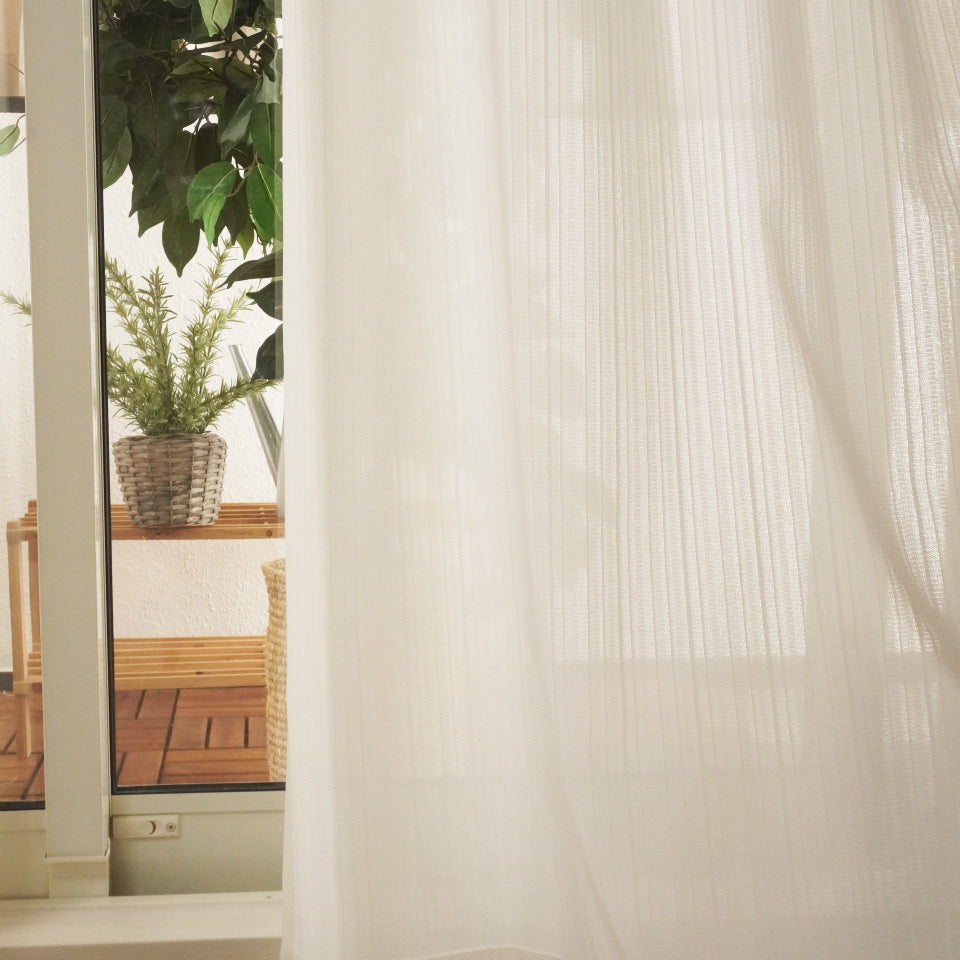 万全の機能で暮らしを守る、防炎ミラーレースカーテン 透け感の少ないプライバシー保護レース