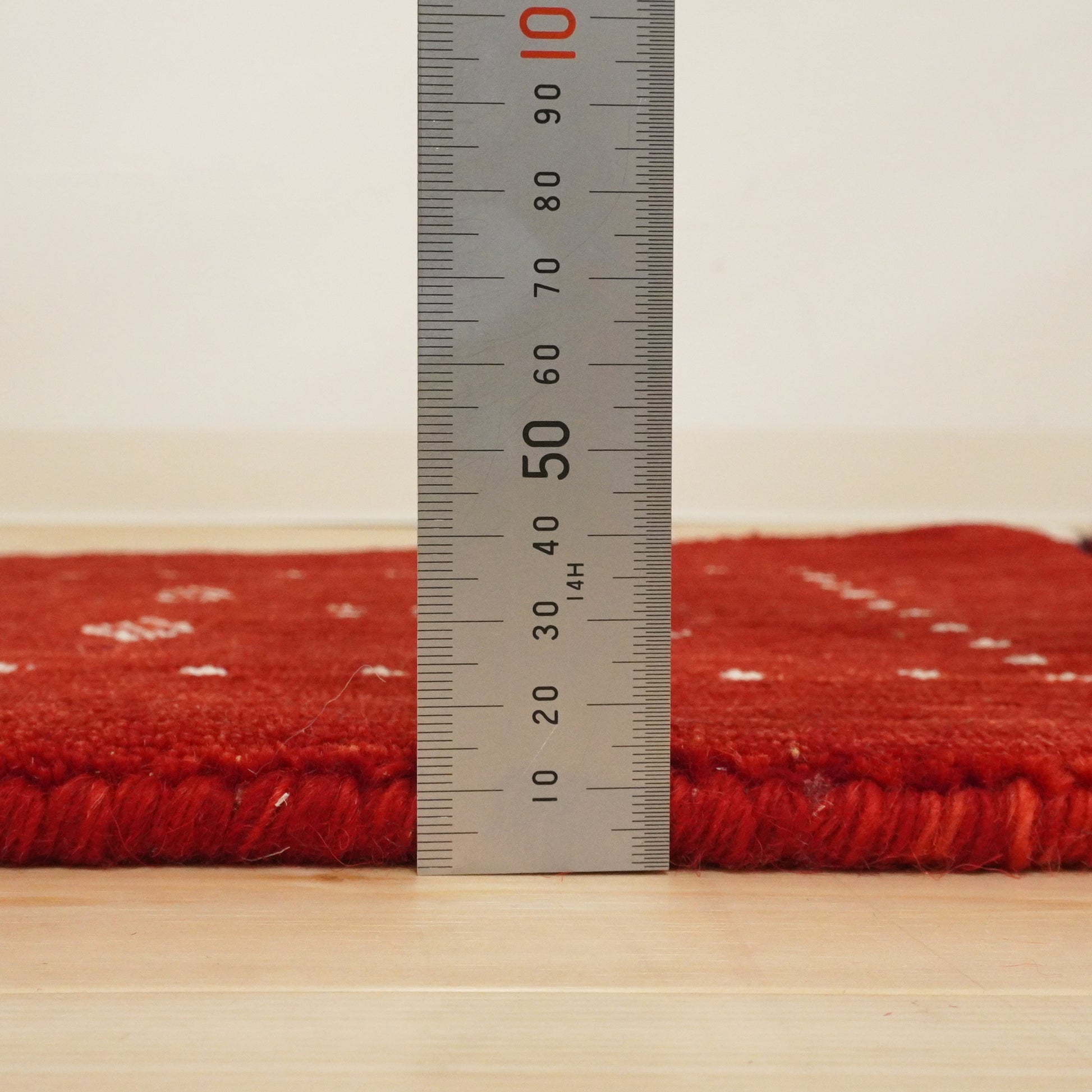 天然素材で温かみを感じるインド製手織りギャッベ｜インドギャッベGB-026  座布団サイズ（レッド）生地の厚さ約2cm