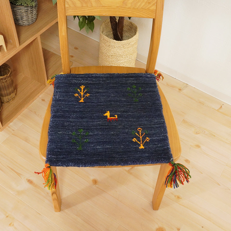 天然素材で温かみを感じるインド製手織りギャッベ｜インドギャッベGB-027  座布団サイズ　椅子使用