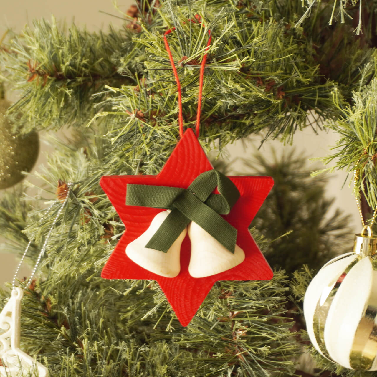 フィンランド直輸入 星とベルのオーナメント｜～Isotahti red dia～