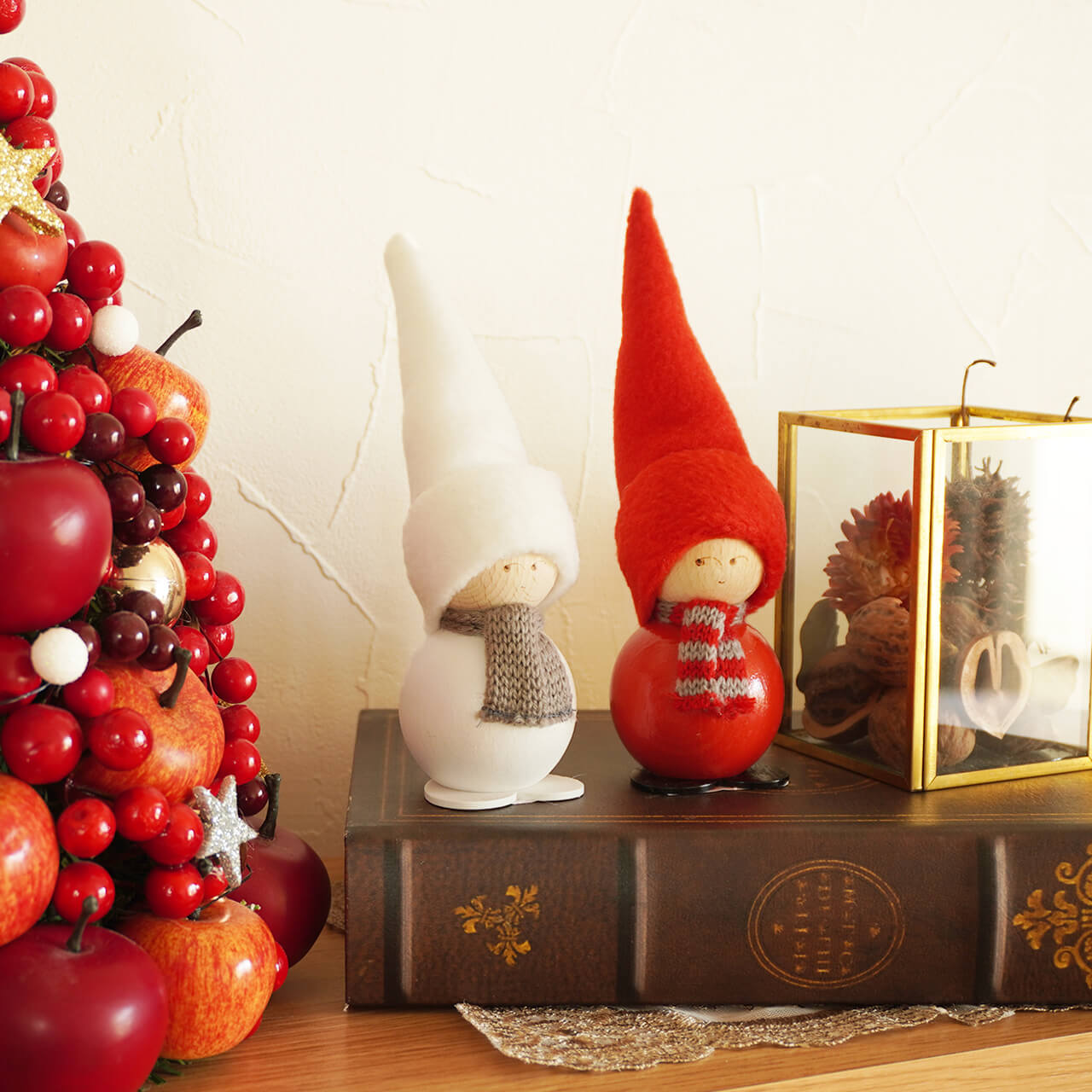 フィンランド直輸入 マフラーを巻いたあったか妖精｜～Isoveli～ホワイト・レッド