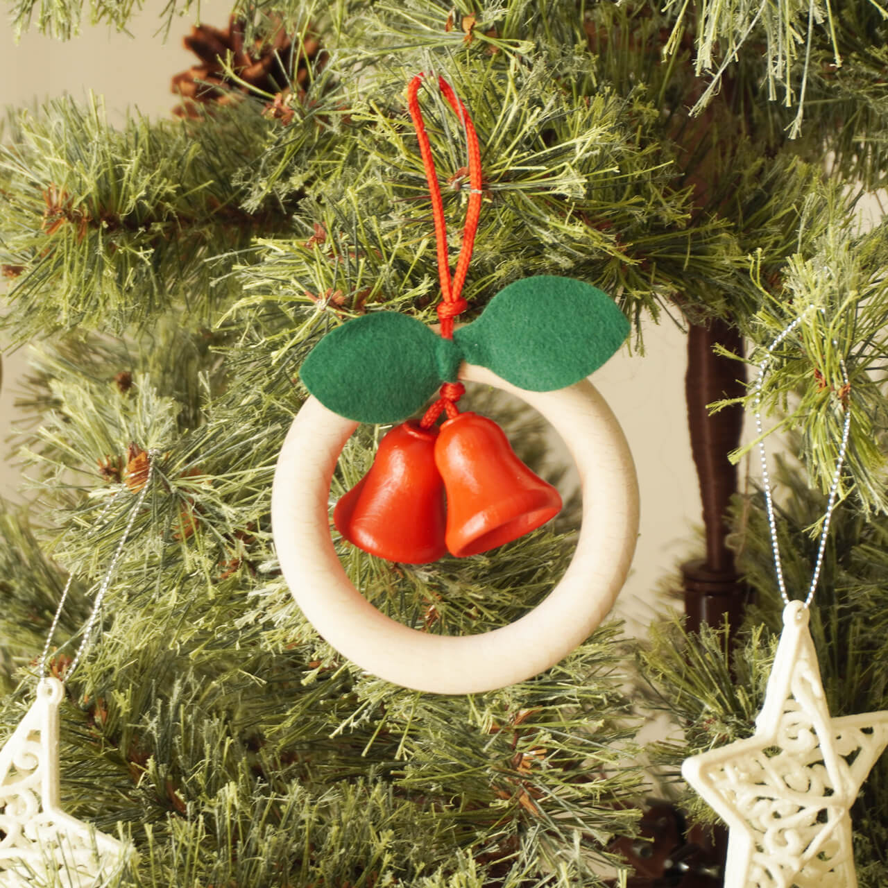 フィンランド直輸入 赤いベルとリースのオーナメント|～Kellorengas,dia～