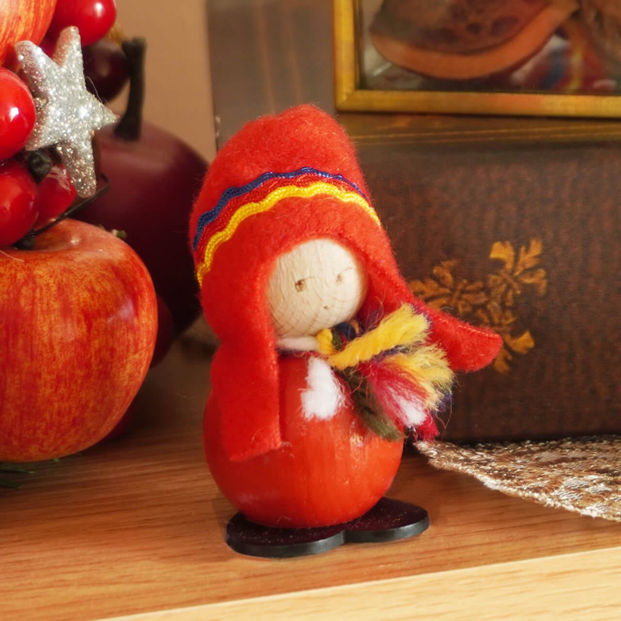 フィンランド直輸入 マフラーを巻いた赤い帽子の妖精｜～Lapintytto～レッド