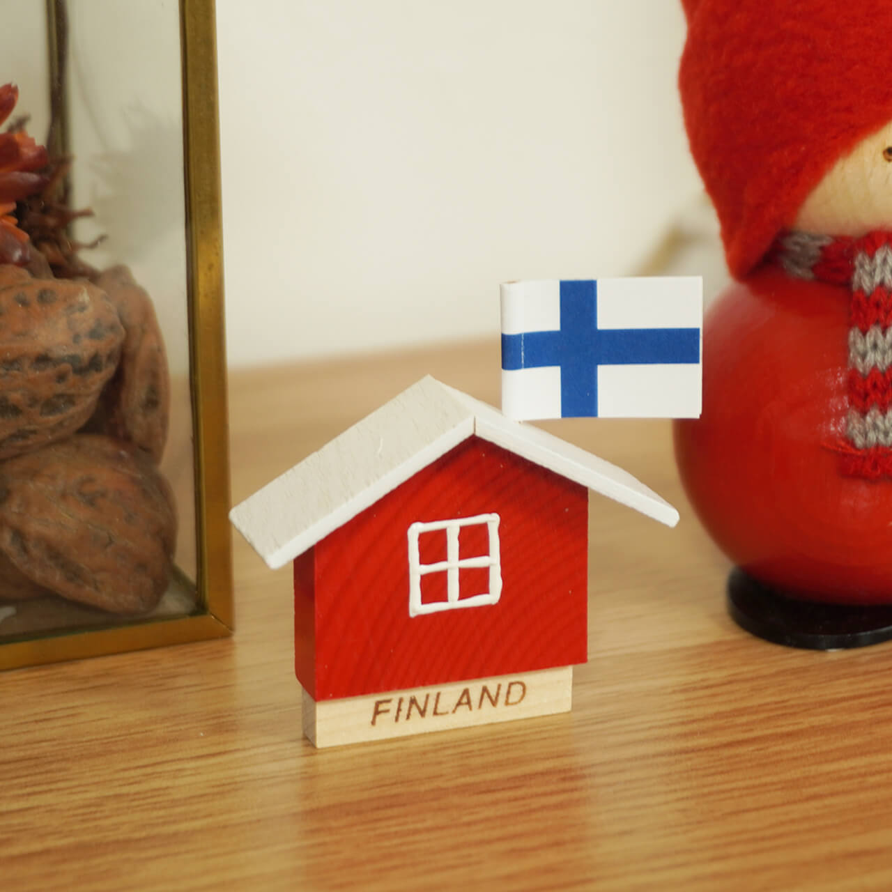 フィンランド直輸入 赤壁で白い屋根のお家のマグネット｜～Mokki-Magneetti～