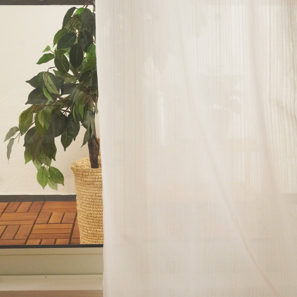 透け感が少なくプライバシー保護ができるミラーレース