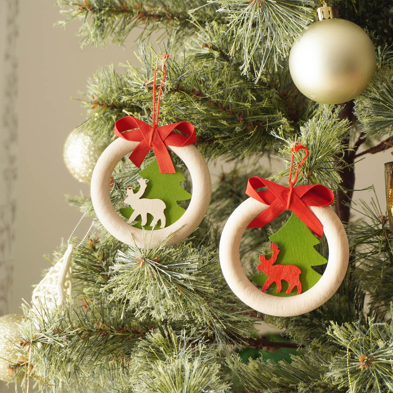 フィンランド直輸入 トナカイとツリーのリース型オーナメント｜～Pororengas～
