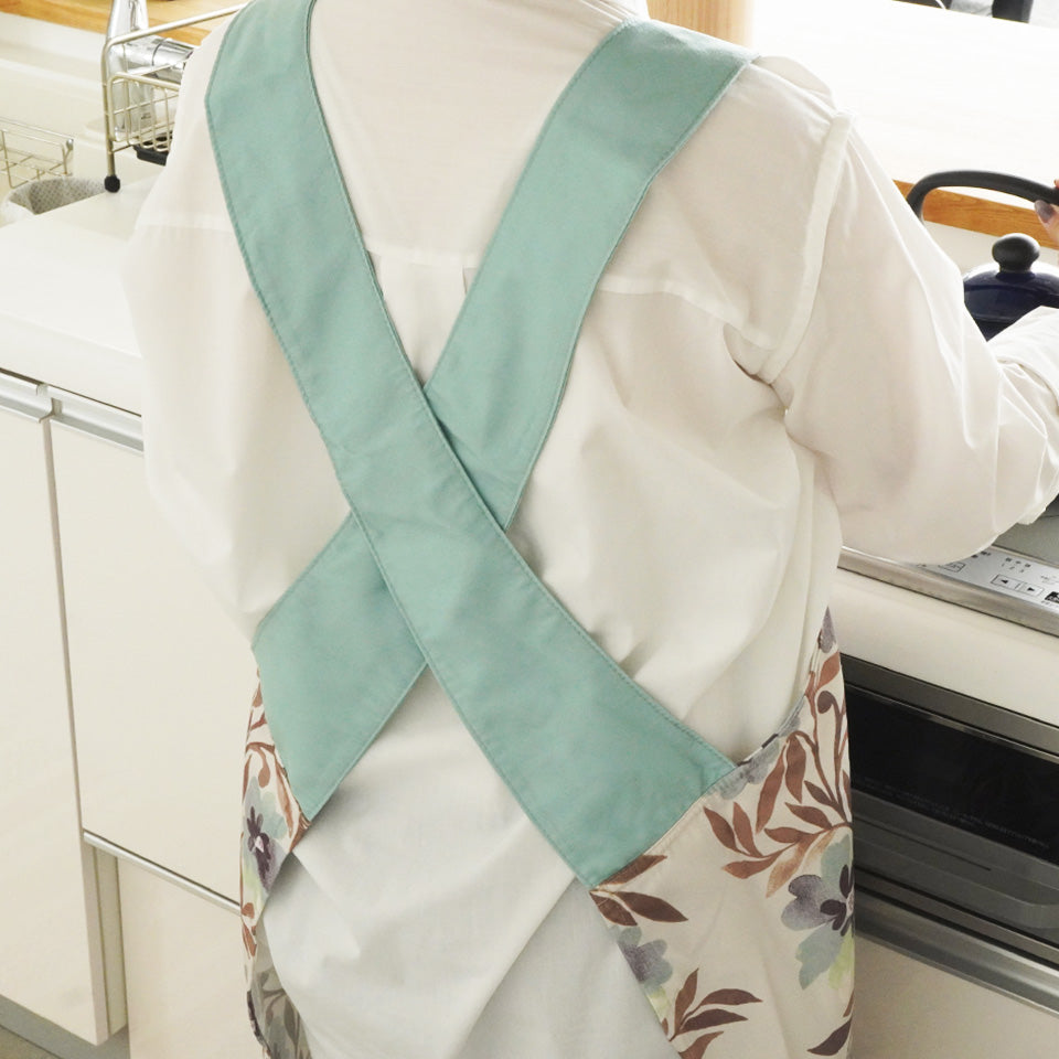着脱簡単楽々 北欧花柄クロスエプロン  肩ひもが太めで疲れにくくゆとりをもって着れる