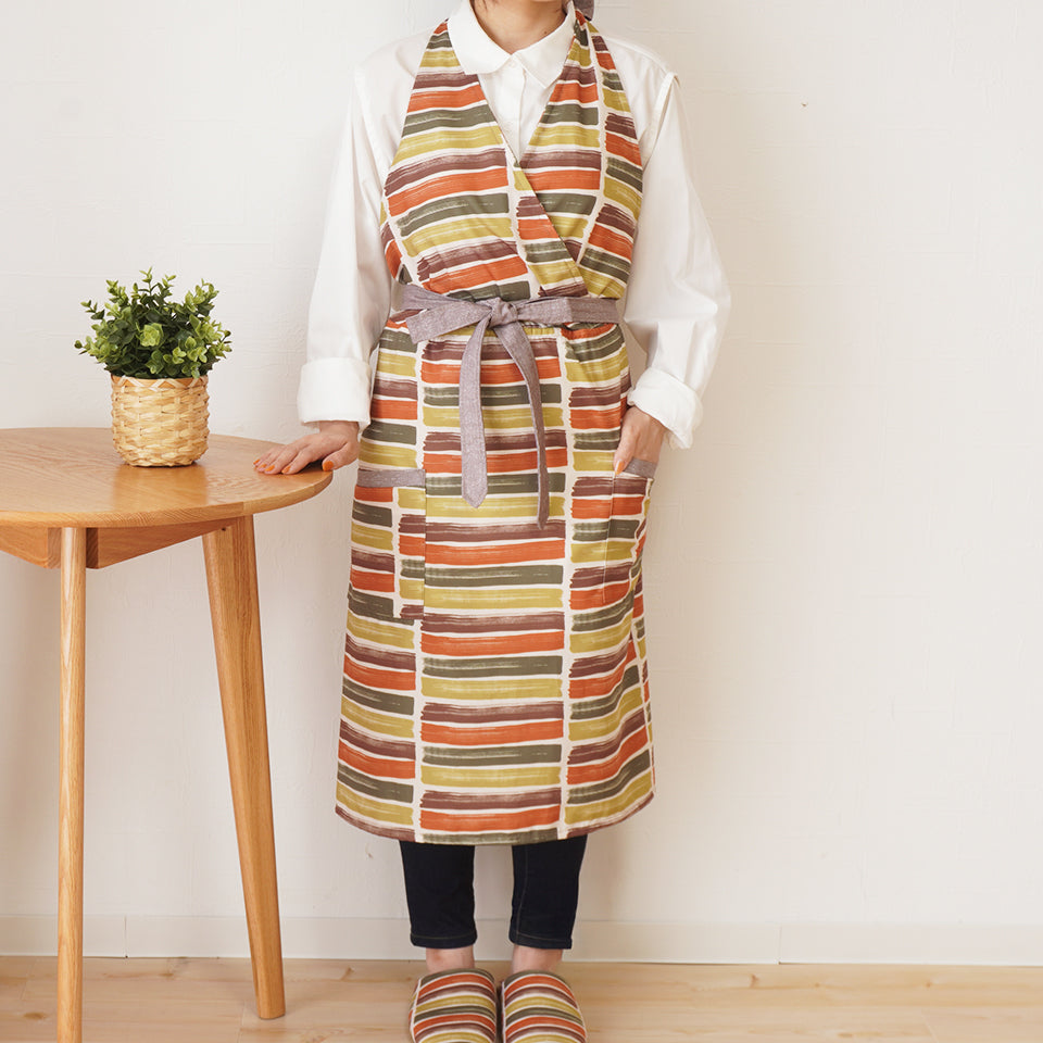 シルエットが綺麗でシワになりにくい♪北欧ボーダー柄｜Rシベリン カシュクールエプロン（オレンジ）