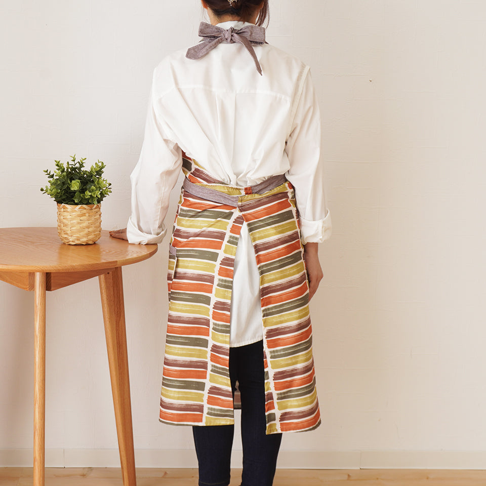 シルエットが綺麗でシワになりにくい♪北欧ボーダー柄｜Rシベリン カシュクールエプロン（オレンジ）