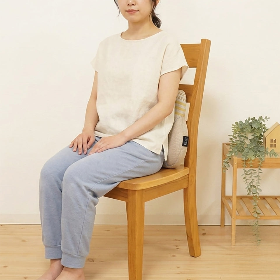 背中や腰の痛み軽減サポート 変則ストライプ北欧柄 ｜Vパラス バックサポートクッション｜イエロー使用例