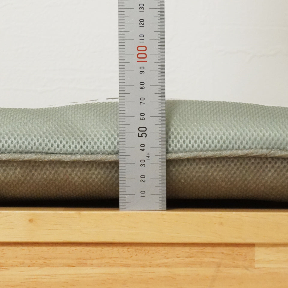 メッシュ生地で通気性◎椅子に固定できる紐付きメッシュシートクッション 厚み7cmのクッション性